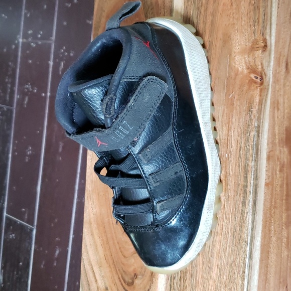 Nike Air Jordan black Toddler shoes. Size 10C. Pre-owned Velcro & elastic close - Picture 5 of 10